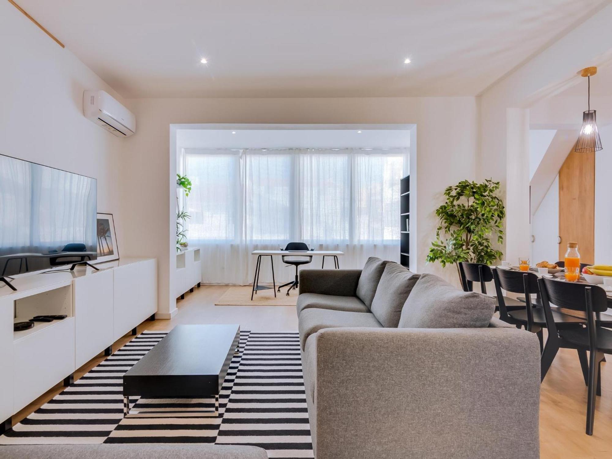 With Rooftop And Work Space In *